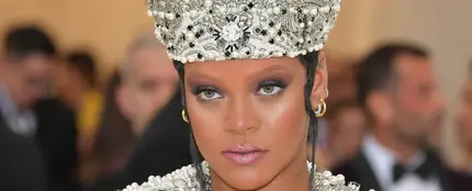 Rihanna con una mitra de perlas en la MET Gala 2018 Rihanna con una mitra de perlas en la MET Gala 2018
