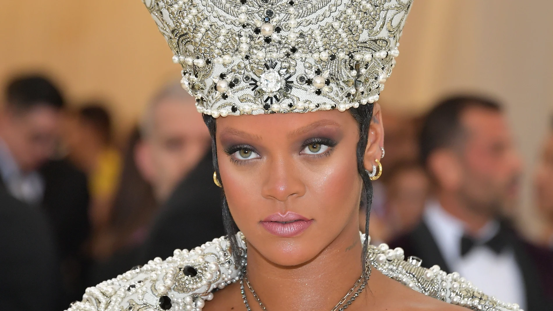 Rihanna con una mitra de perlas en la MET Gala 2018 Rihanna con una mitra de perlas en la MET Gala 2018