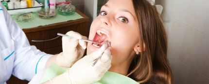 Una mujer en el dentista