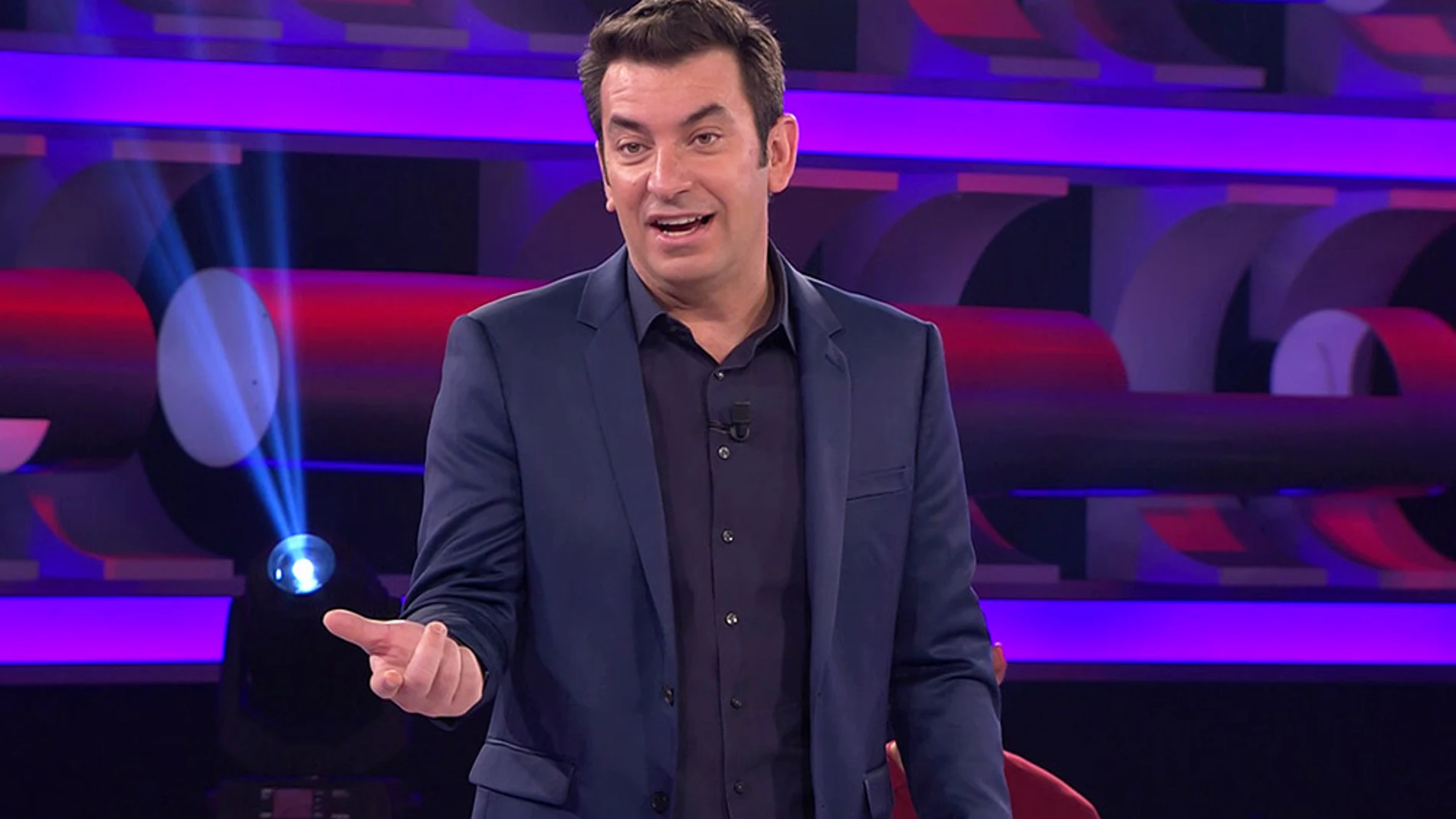 Arturo Valls y un concursante sorprenden al público a ritmo de salsa Arturo Valls y un concursante sorprenden al público a ritmo de salsa