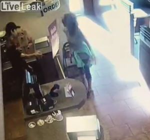 Una mujer defeca en medio de un bar Una mujer defeca en medio de un bar