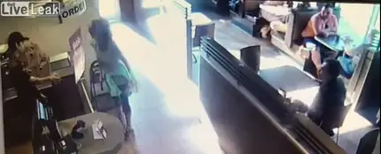 Una mujer defeca en medio de un bar Una mujer defeca en medio de un bar