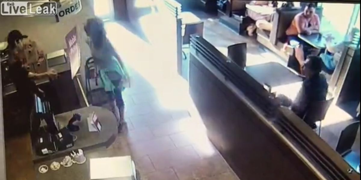 Una mujer defeca en medio de un bar