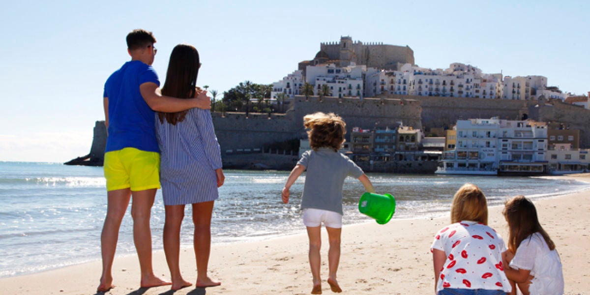 Familia disfrutando de la playa en Peñíscola.