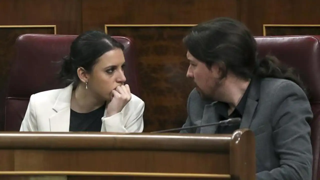 Noticias 1 Antena 3 (18-05-18) Las bases de Podemos acusan a Iglesias de convertirse en casta y piden su dimisión tras comprar el chalet Noticias 1 Antena 3 (18-05-18) Las bases de Podemos acusan a Iglesias de convertirse en casta y piden su dimisión tras comprar el chalet