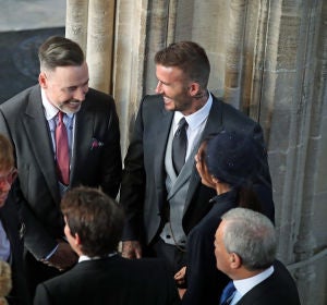 David y Victoria Beckham hablando con Elton John, David Furnish, Sofia Wellesley y James Blunt en la boda del príncipe Harry y Meghan Markle David y Victoria Beckham hablando con Elton John, David Furnish, Sofia Wellesley y James Blunt en la boda del príncipe Harry y Meghan Markle