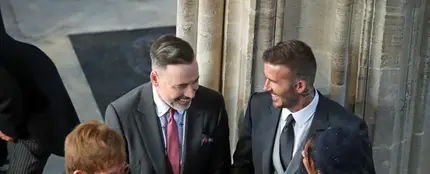 David y Victoria Beckham hablando con Elton John, David Furnish, Sofia Wellesley y James Blunt en la boda del príncipe Harry y Meghan Markle David y Victoria Beckham hablando con Elton John, David Furnish, Sofia Wellesley y James Blunt en la boda del príncipe Harry y Meghan Markle