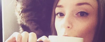 Chloe Forsberg y su gato Woof Chloe Forsberg y su gato Woof