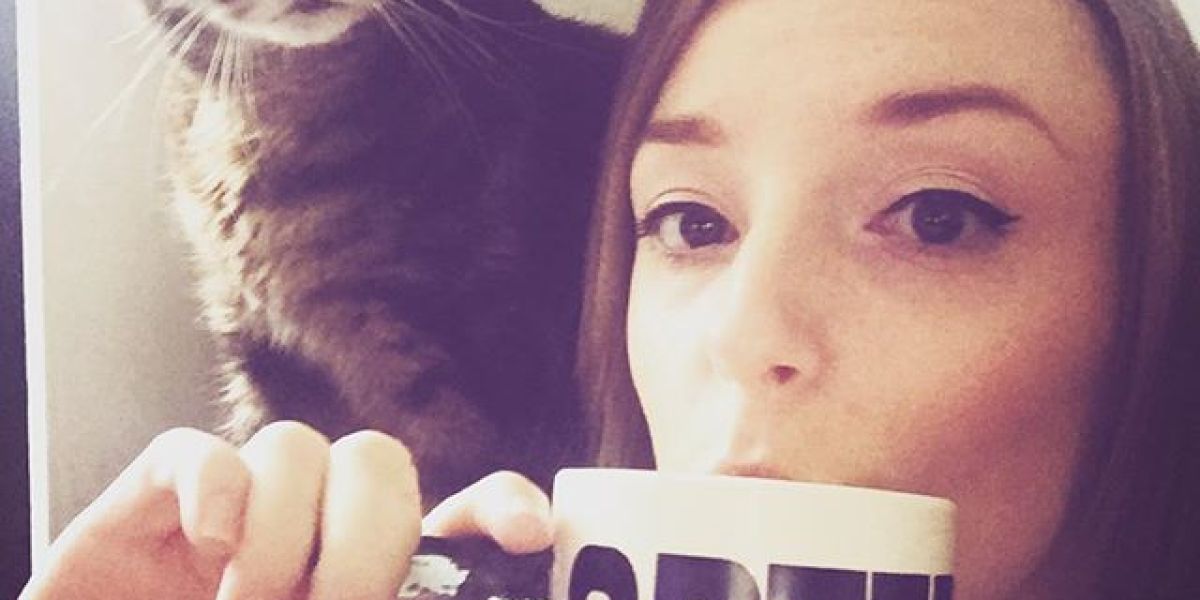 Chloe Forsberg y su gato Woof