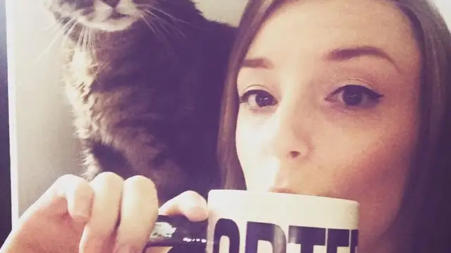 Chloe Forsberg y su gato Woof