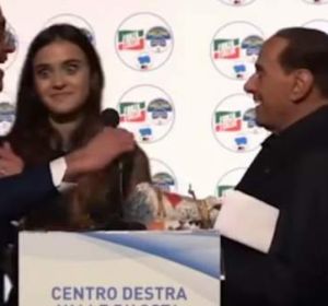 La reacción de la joven al oír el comentario que le dirige Berlusconi en un acto electoral La reacción de la joven al oír el comentario que le dirige Berlusconi en un acto electoral