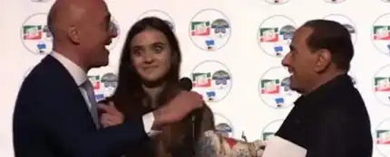 La reacción de la joven al oír el comentario que le dirige Berlusconi en un acto electoral La reacción de la joven al oír el comentario que le dirige Berlusconi en un acto electoral