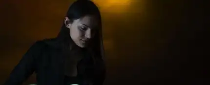 Una chica tocando la guitarra eléctrica en un pub Una chica tocando la guitarra eléctrica en un pub
