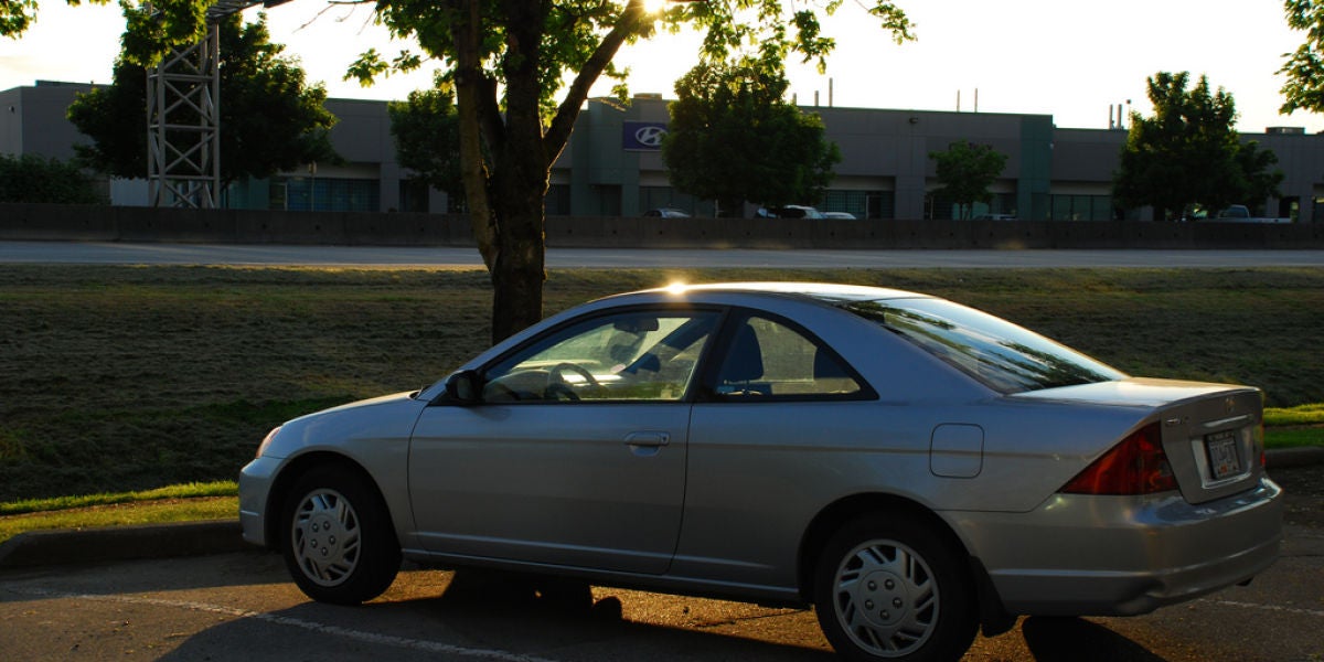 Coche expuesto al sol y al calor