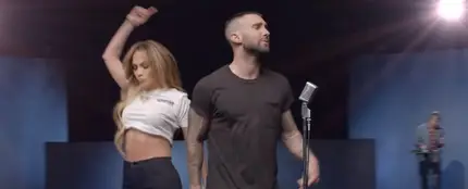J.LO y Adam Levine en el videoclip de 'Girls Like You' J.LO y Adam Levine en el videoclip de 'Girls Like You'