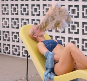 Grace Chatto en el videoclip de 'Solo', de Clean Bandit y Demi Lovato Grace Chatto en el videoclip de 'Solo', de Clean Bandit y Demi Lovato