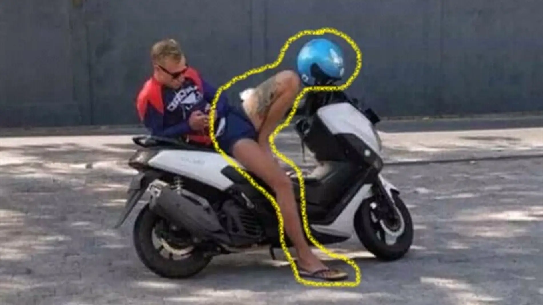 Chica en una moto