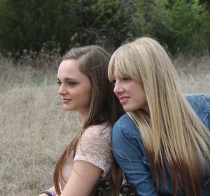 Dos hermanas en un parque Dos hermanas en un parque