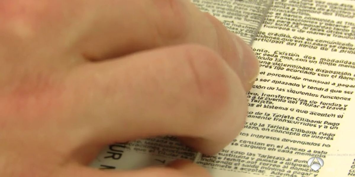Anulan los intereses de una tarjeta por estar recogidos en un tipo de letra "minúsculo"