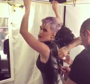 Katy Perry cambiándose de vestido en uno de sus conciertos Katy Perry cambiándose de vestido en uno de sus conciertos
