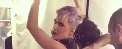 Katy Perry cambiándose de vestido en uno de sus conciertos Katy Perry cambiándose de vestido en uno de sus conciertos