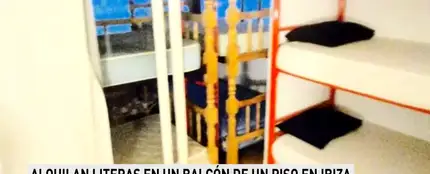 Alquilan literas en un balcón de un piso en Ibiza Alquilan literas en un balcón de un piso en Ibiza