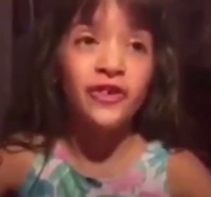 La energética lucha de una niña a la que no dejan usar lenguaje neutral que arrasa en internet: "No son 'palabritas', son derechos" La energética lucha de una niña a la que no dejan usar lenguaje neutral que arrasa en internet: "No son 'palabritas', son derechos"