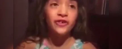 La energética lucha de una niña a la que no dejan usar lenguaje neutral que arrasa en internet: "No son 'palabritas', son derechos" La energética lucha de una niña a la que no dejan usar lenguaje neutral que arrasa en internet: "No son 'palabritas', son derechos"