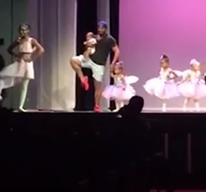 Un padre baila con su hija Un padre baila con su hija