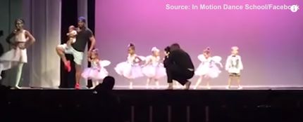 Un padre baila con su hija