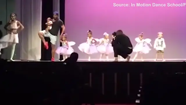 Un padre baila con su hija