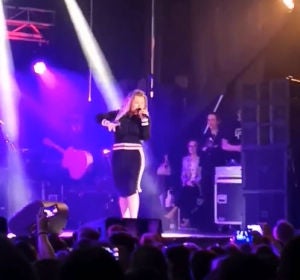 Amaia Montero durante su polémica actuación en Fiestas de San Antonio de Renedo en Piélagos (Cantabria) Amaia Montero durante su polémica actuación en Fiestas de San Antonio de Renedo en Piélagos (Cantabria)