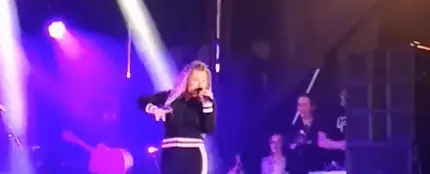 Amaia Montero durante su polémica actuación en Fiestas de San Antonio de Renedo en Piélagos (Cantabria) Amaia Montero durante su polémica actuación en Fiestas de San Antonio de Renedo en Piélagos (Cantabria)