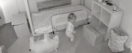 La pequeña Chloe saliendo de su habitación La pequeña Chloe saliendo de su habitación