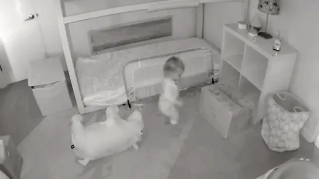 La pequeña Chloe saliendo de su habitación
