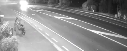 Unos ladrones de muebles se sientan en el sillón que están robando para disimular Unos ladrones de muebles se sientan en el sillón que están robando para disimular
