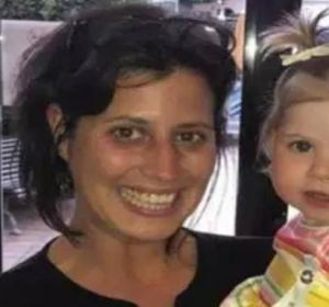 La fotógrafa, Alessia, con la niña que salvó La fotógrafa, Alessia, con la niña que salvó