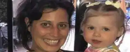 La fotógrafa, Alessia, con la niña que salvó La fotógrafa, Alessia, con la niña que salvó