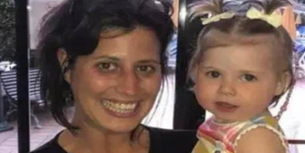 La fotógrafa, Alessia, con la niña que salvó