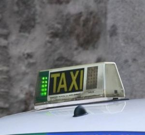 Los taxistas de Bilbao están obligados a esperar a que sus clientas entren al portal Los taxistas de Bilbao están obligados a esperar a que sus clientas entren al portal
