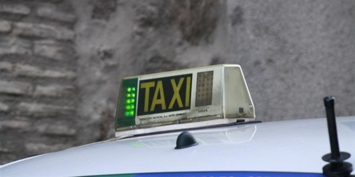 Los taxistas de Bilbao están obligados a esperar a que sus clientas entren al portal