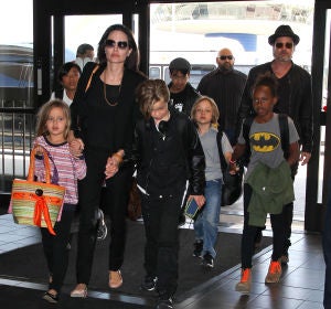 Brad Pitt y Angelina Jolie con sus hijos Brad Pitt y Angelina Jolie con sus hijos