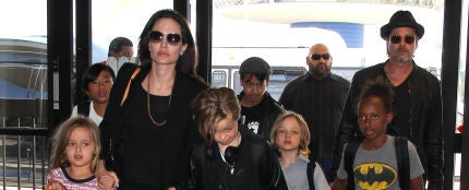 Brad Pitt y Angelina Jolie con sus hijos