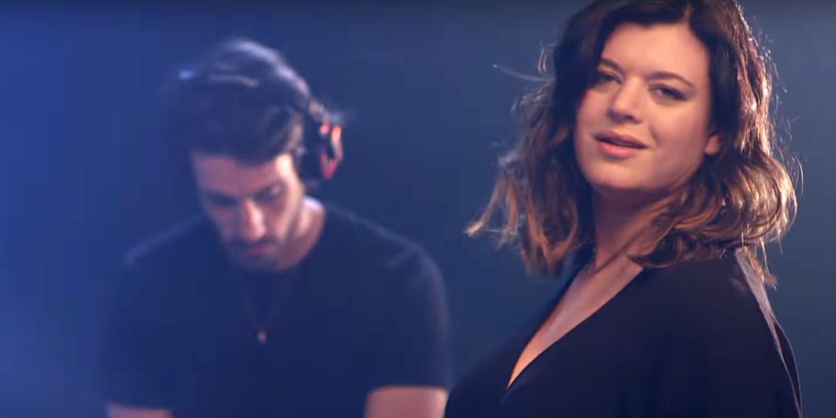 Gavin Moss y Cecilia Krull en el videoclip de 'My Life Is Going On'