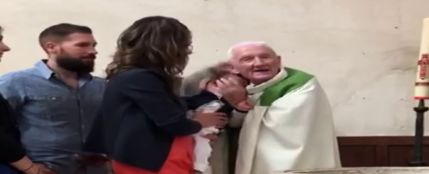 Un sacerdote pega a un bebé en pleno bautizo ante la mirada atónita de sus padres 