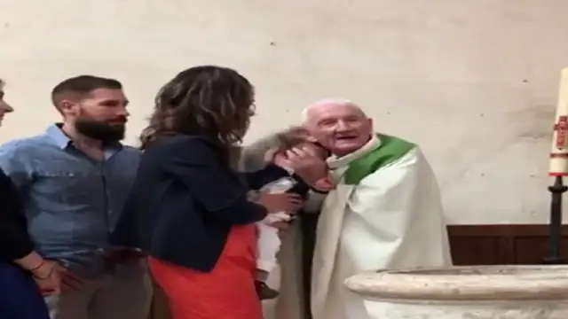 Un sacerdote pega a un bebé en pleno bautizo ante la mirada atónita de sus padres