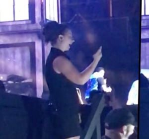 La intérprete de signos de Eminem arrasa y lo eclipsa en su último concierto La intérprete de signos de Eminem arrasa y lo eclipsa en su último concierto