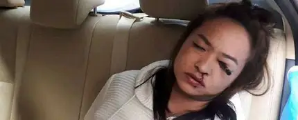 Se clava un lápiz en el ojo por maquillarse dentro de un taxi en marcha Se clava un lápiz en el ojo por maquillarse dentro de un taxi en marcha
