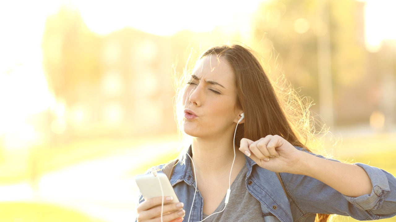 Chica disfruta escuchando música en el móvil Chica disfruta escuchando música en el móvil