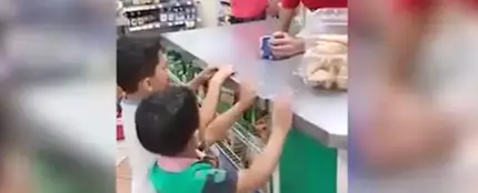 El ejemplar castigo de una madre a sus hijos por robar unos chicles que se ha vuelto viral El ejemplar castigo de una madre a sus hijos por robar unos chicles que se ha vuelto viral